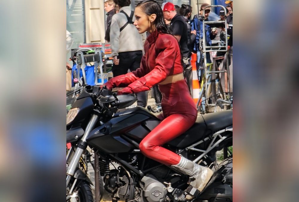 Bella Hadid heizt Paris mit rotem Latexanzug ein