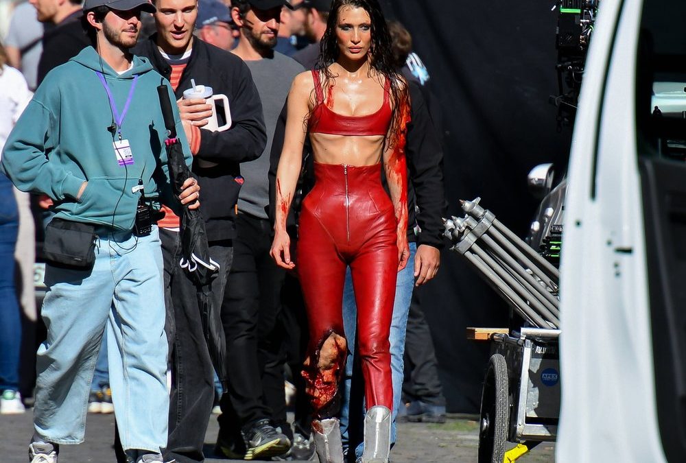 Bella Hadid: Blutüberströmter Auftritt in Paris