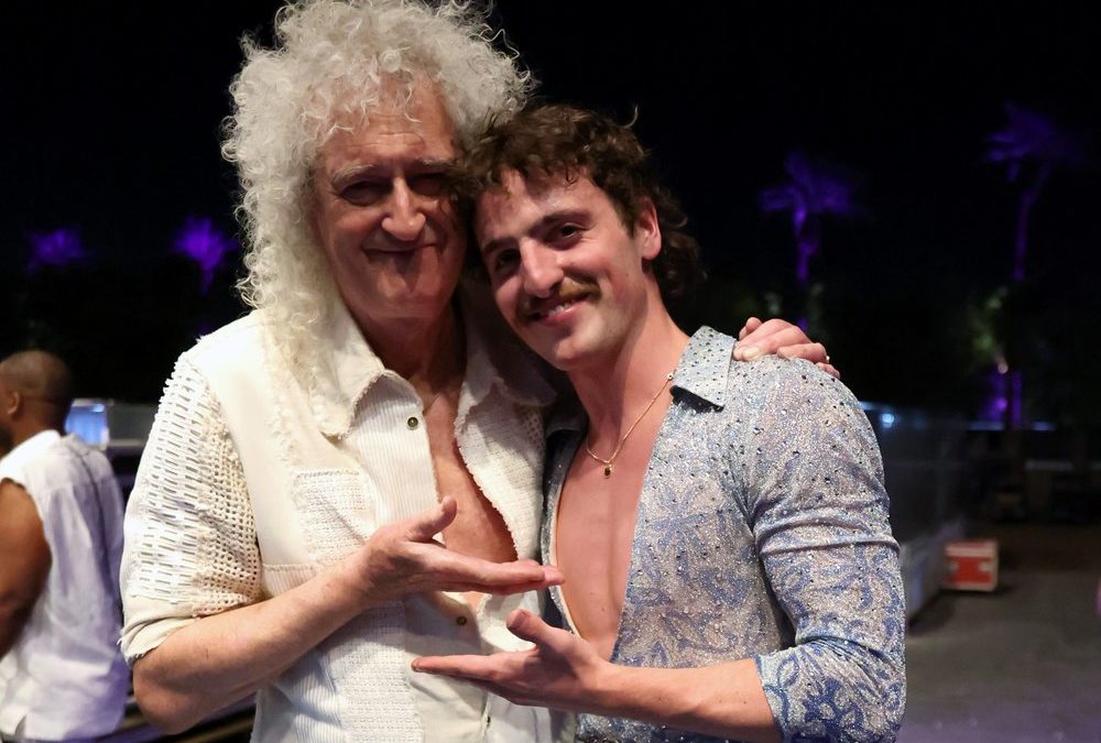 Benson Boone performt „Bohemian Rhapsody“ mit Queen-Legende Brian May