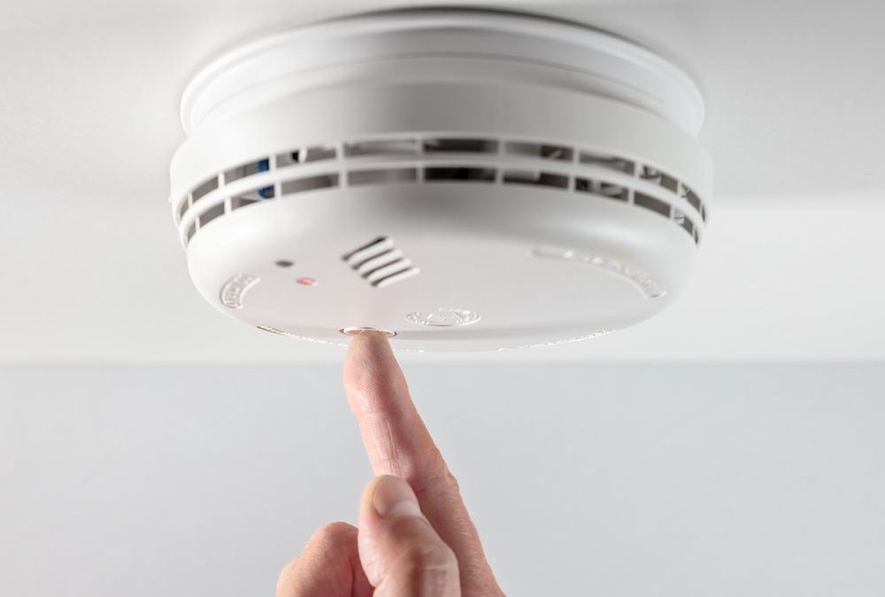 Rauchmelder-Fehlalarm? So schaltet man das Gerät wieder aus