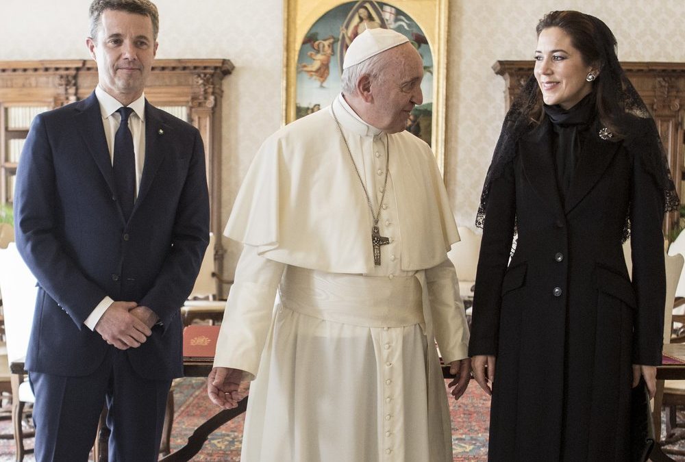 Königin Mary kommt zur Beerdigung von Papst Franziskus