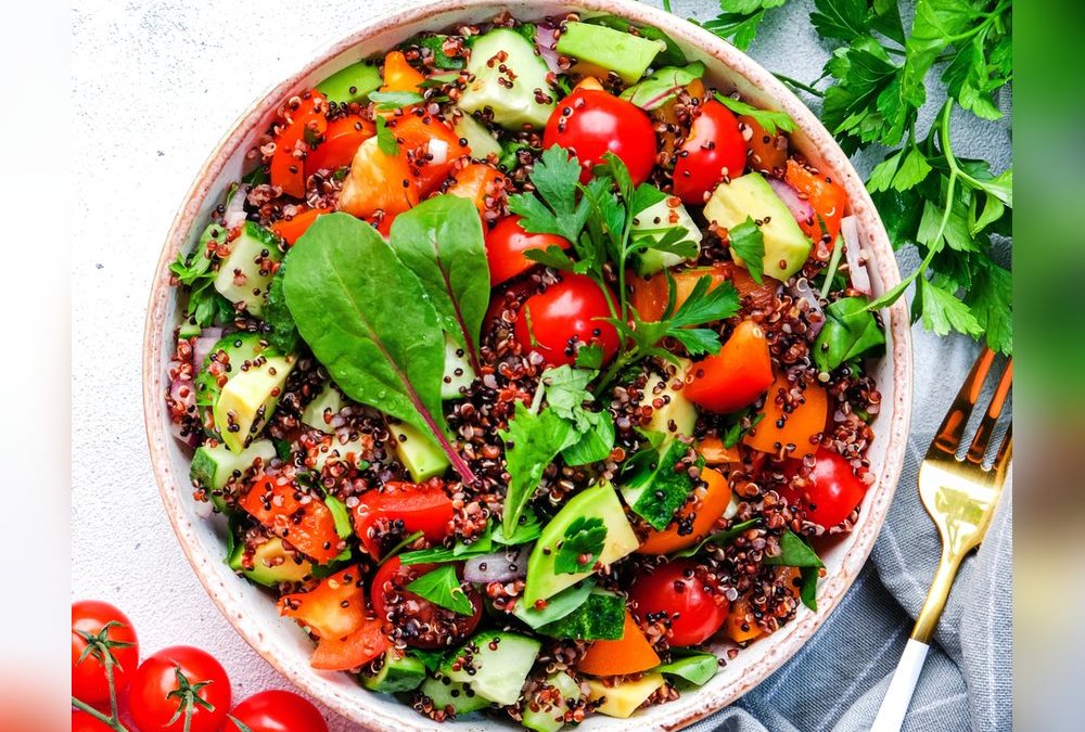 Bunte Quinoa-Bowl mit Tomaten und Avocado