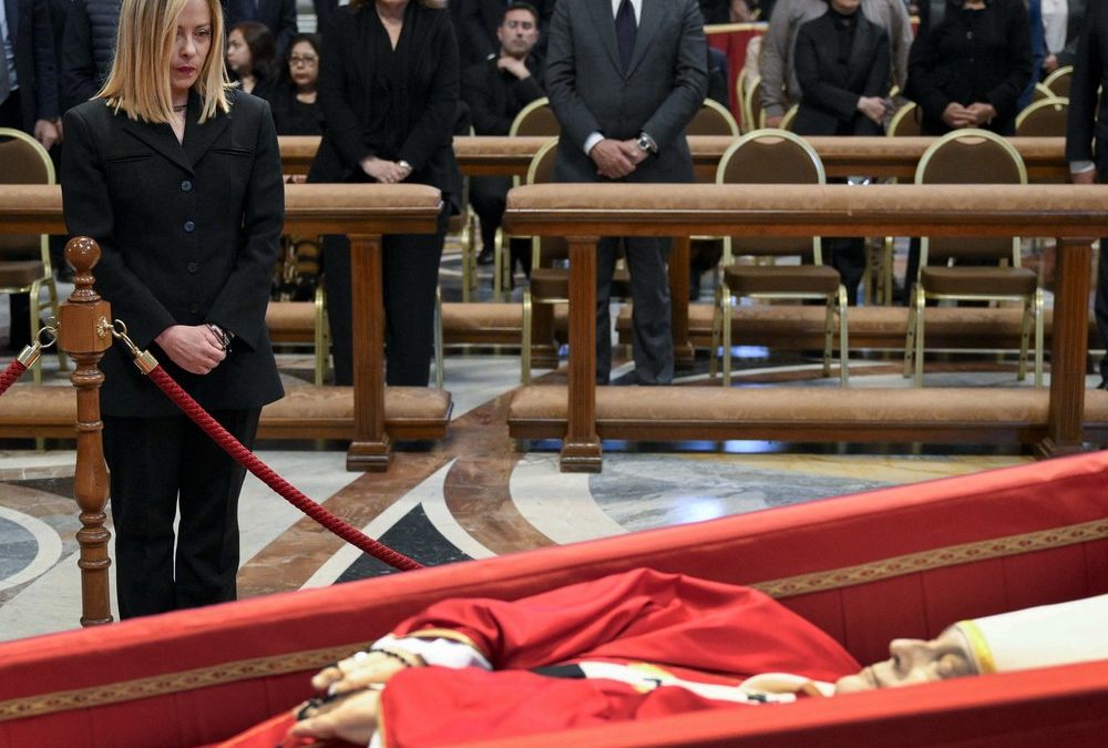 Am offenen Sarg: Giorgia Meloni nimmt Abschied von Papst Franziskus