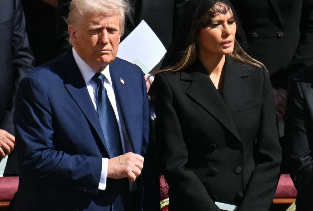 Donald Trump, Ehefrau Melania und Olaf Scholz bei Papst-Beerdigung