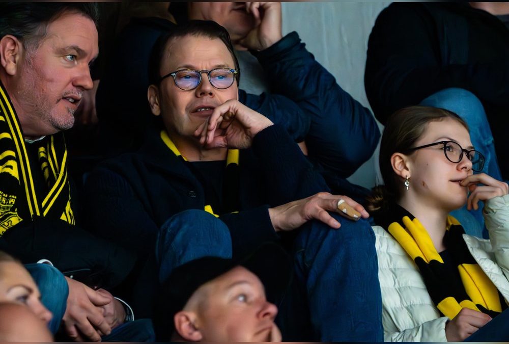 Royale Eishockeyfans: Prinzessin Estelle mit Papa und Onkel im Stadion