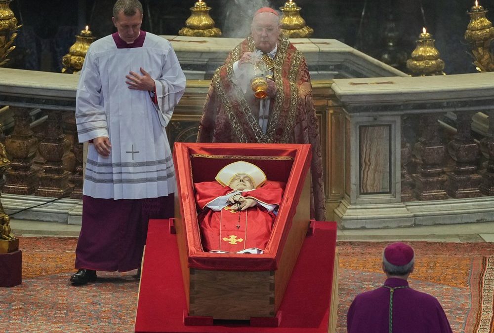 Leichnam von Papst Franziskus im Petersdom angekommen