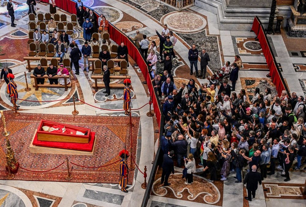 Andrang am Petersdom: Abertausende wollen sich vom Papst verabschieden