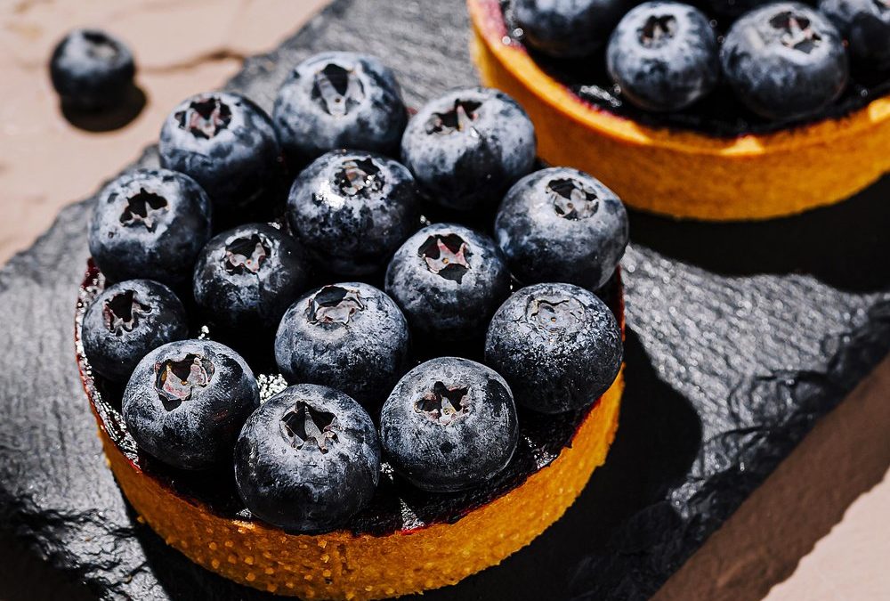 Süßes Gebäck im Mini-Format: Heidelbeer-Tartelettes mit Vanillecreme