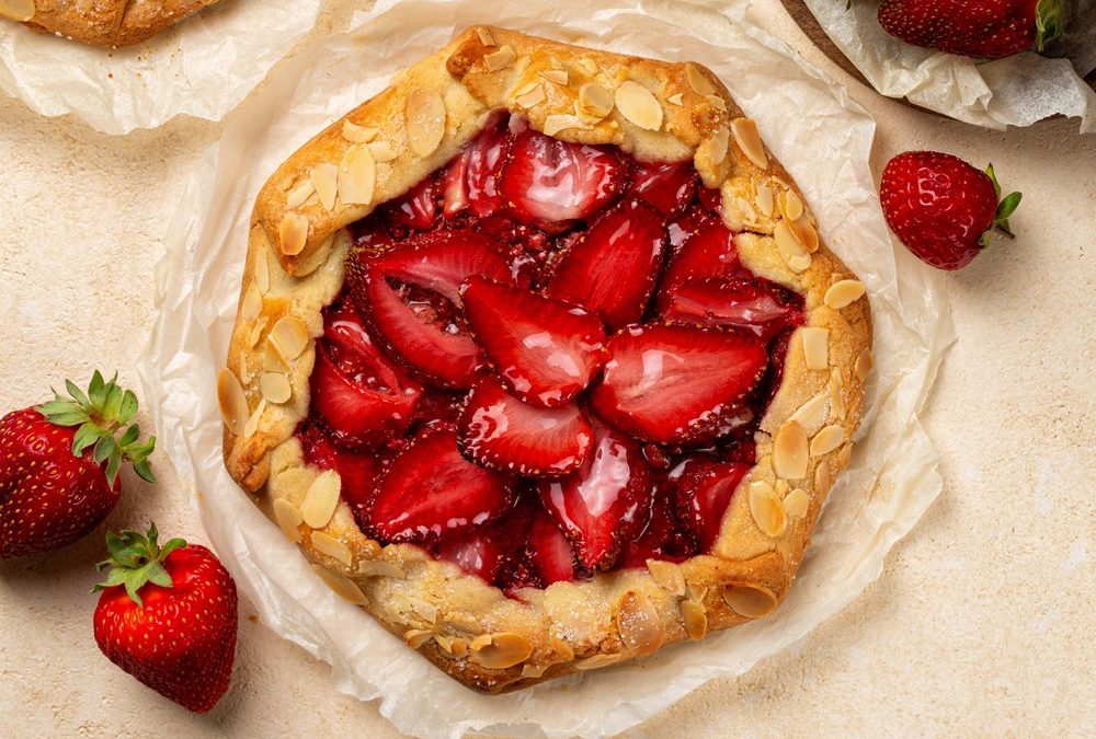 Himmlisch gut: Erdbeere-Galette mit Mandelrand