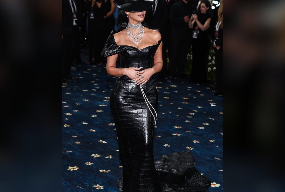 Panne bei Met Gala: Kim Kardashians Schleppe wird zur Stolperfalle
