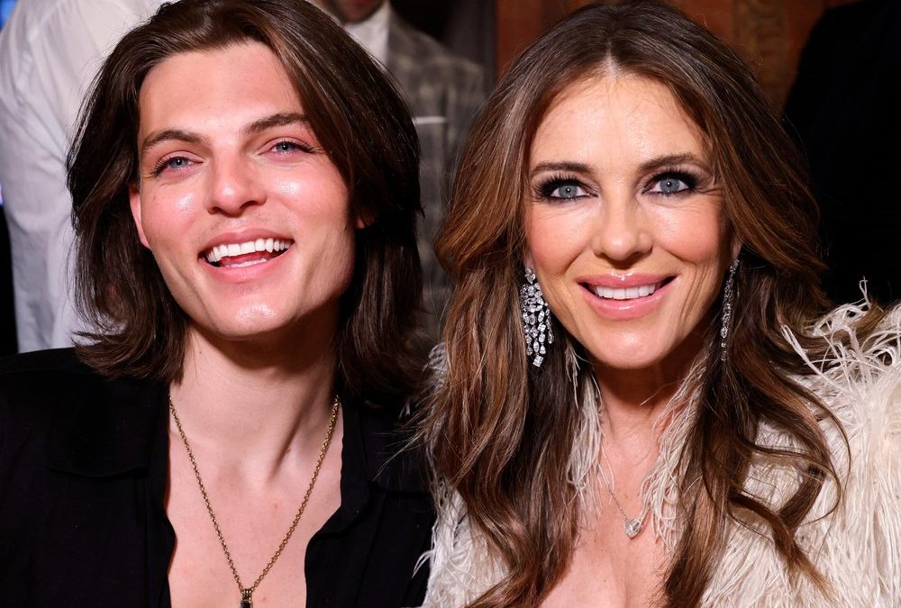 Liz Hurley bezaubert mit Sohn Damian in Düsseldorf