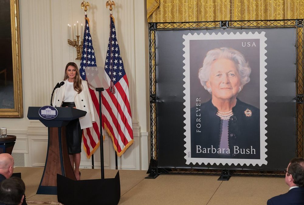First Lady Melania Trump enthüllt Briefmarke zu Ehren von Barbara Bush
