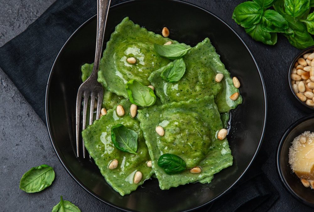 Hausgemachte Spinat-Ravioli mit Pilzfüllung