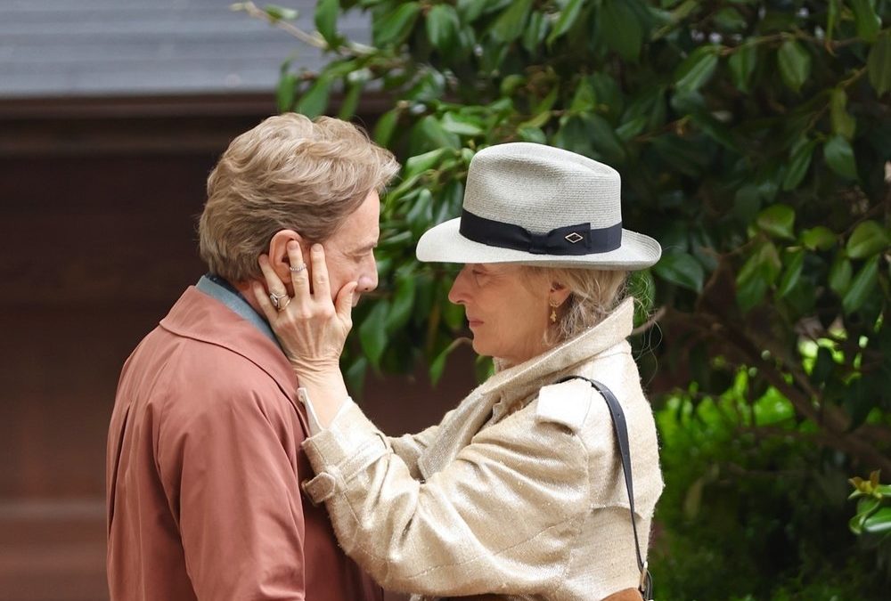 Meryl Streep und Martin Short küssen sich bei Dreharbeiten