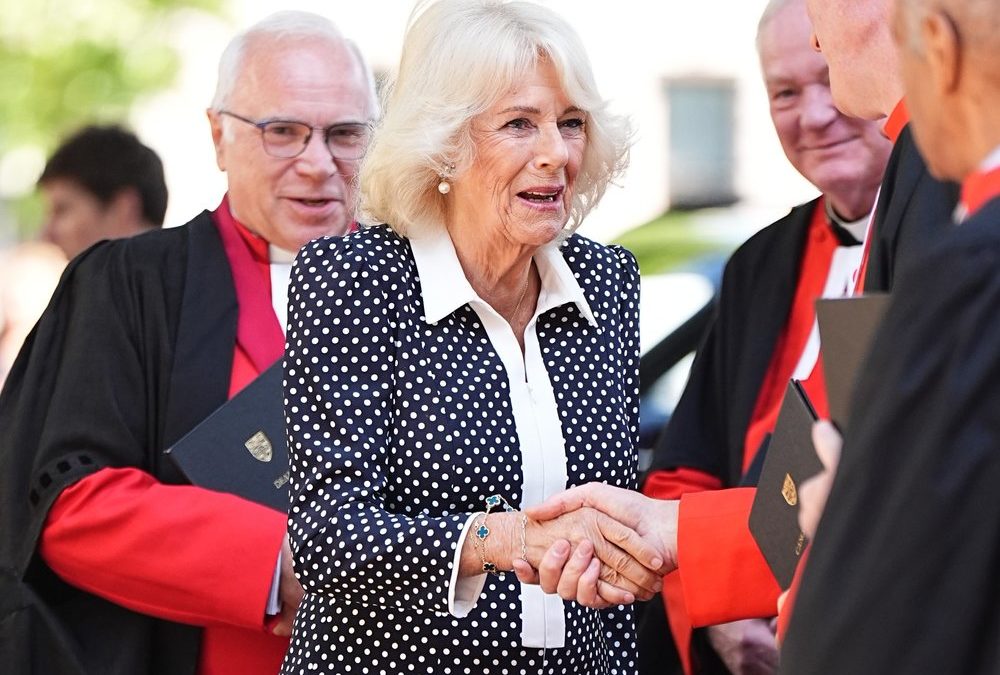 Königin Camilla besucht Westminster Abbey und ehrt Charles