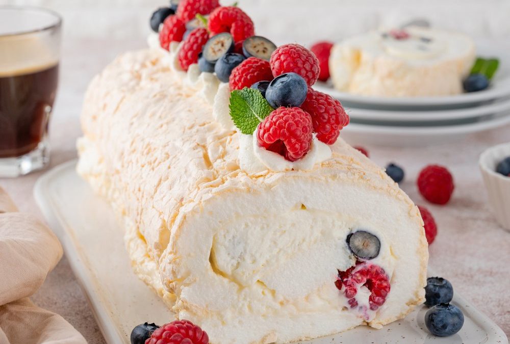 Leichtes Dessert: Baiserrolle mit Beeren-Topping