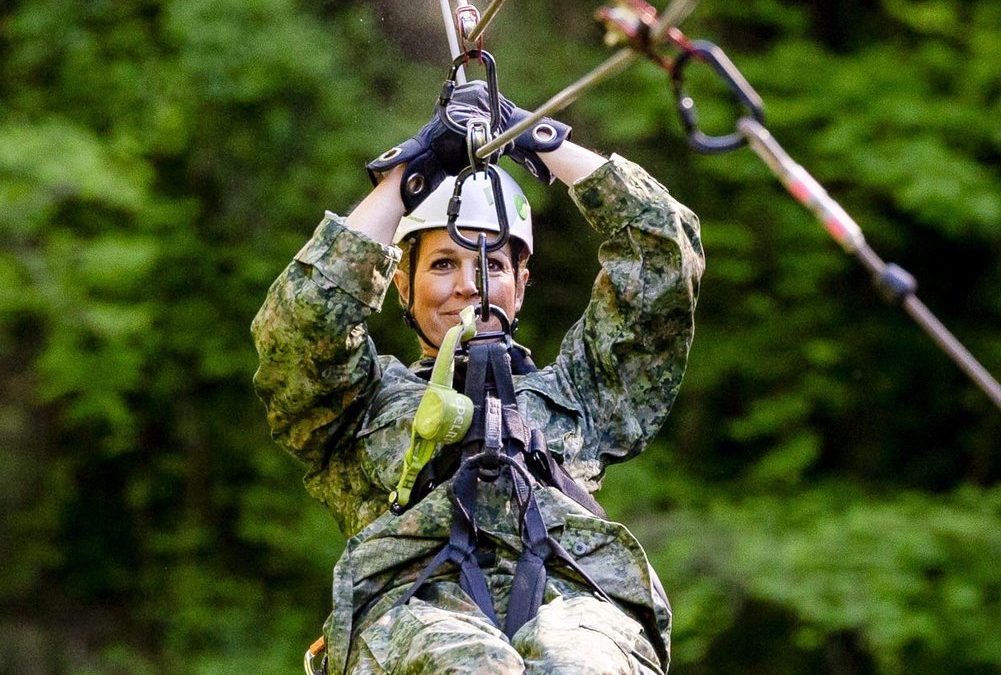 Besuch beim Militär: Königin Máxima traut sich an die Seilrutsche