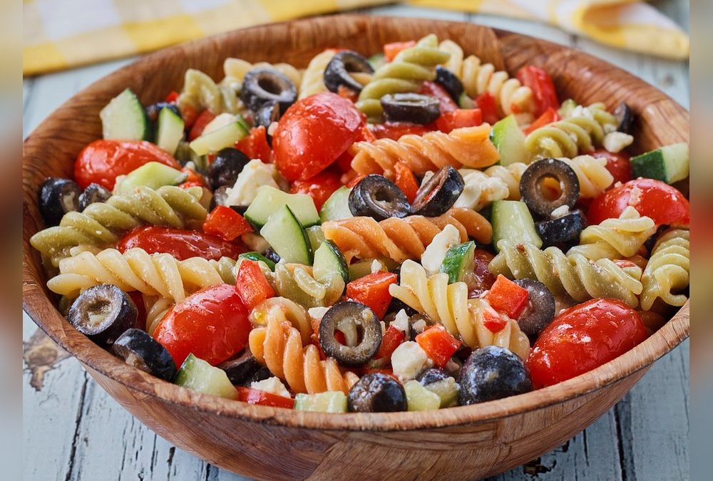 Perfekt zum Grillen: Griechischer Nudelsalat voller Sommer-Aromen