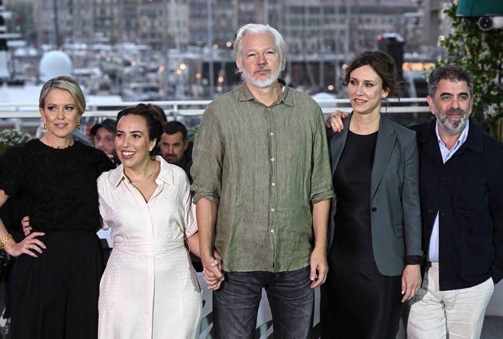 „The Six Billion Dollar Man“: Cannes-Premiere mit Julian Assange
