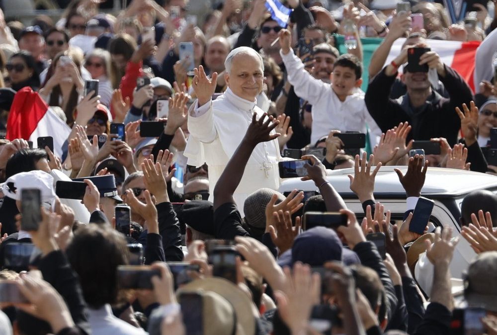 Erste Fahrt im Papamobil: Papst Leo auf dem Weg zur Amtseinführung