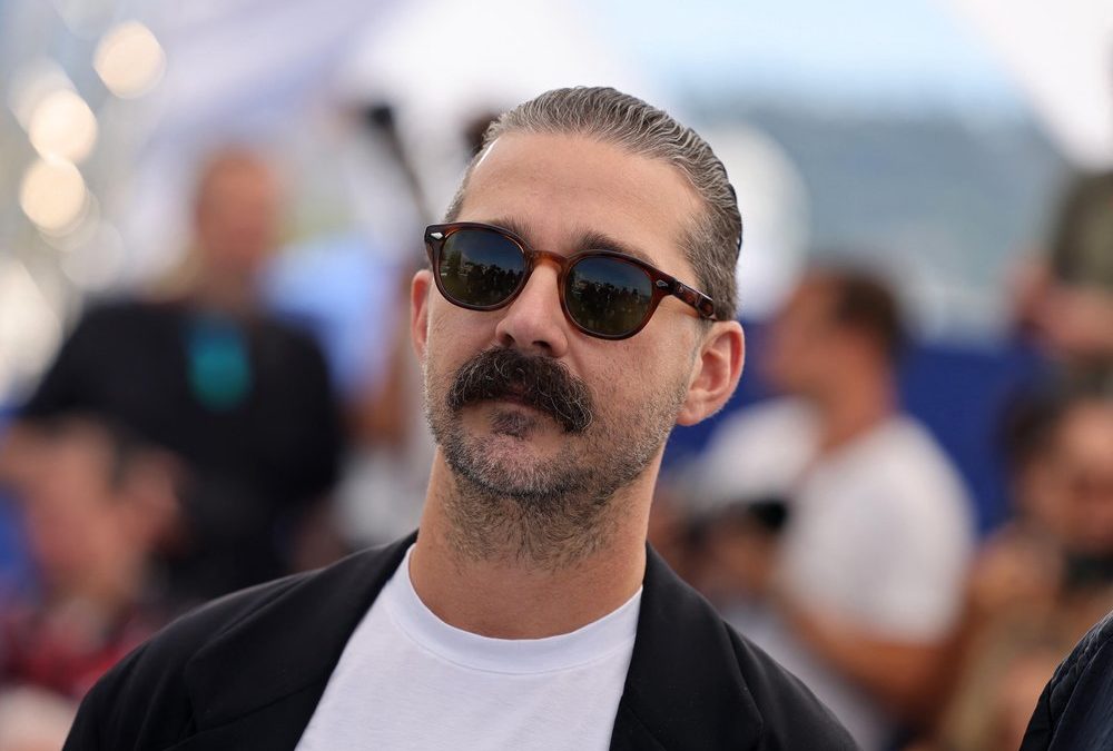 Mit neuem Schnauzer-Look: Shia LaBeouf stellt Doku in Cannes vor