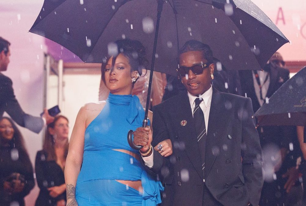 Rihanna: Mit Babybauch und Regenschirm in Cannes
