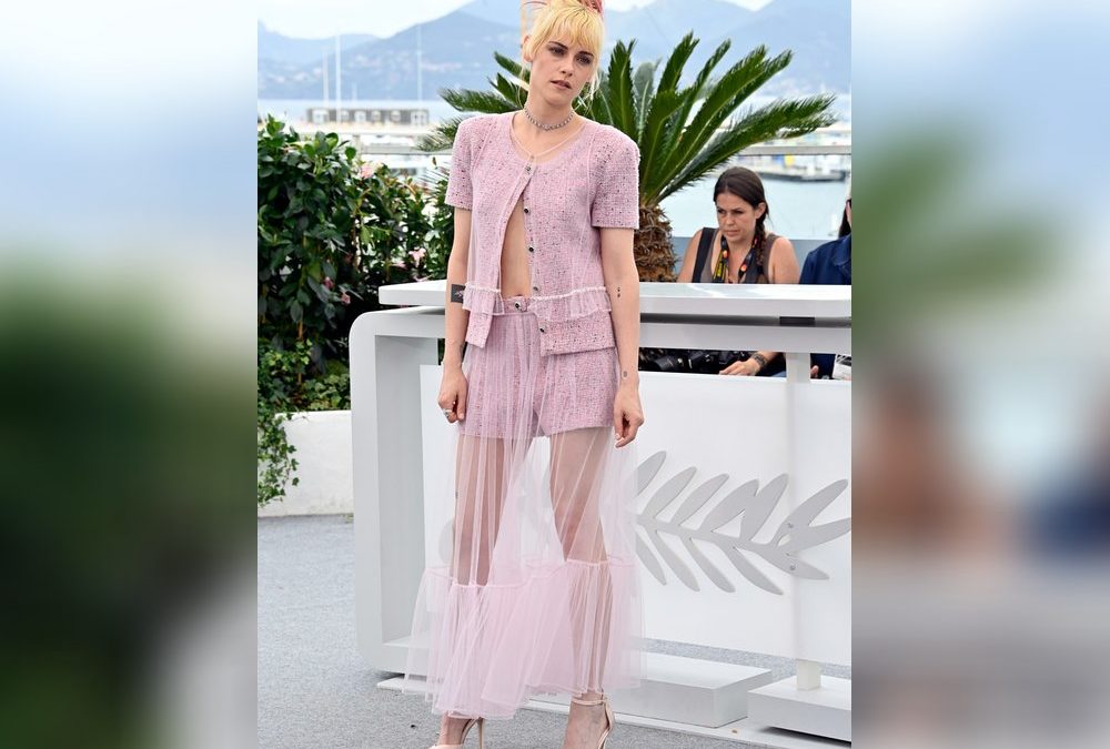 Kristen Stewart trotzt Cannes-Kleiderregel im freizügigen Barbie-Look