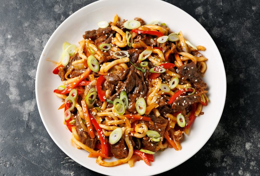 Asiatische Küche: Stir-Fry mit Rindfleisch und Udon-Nudeln