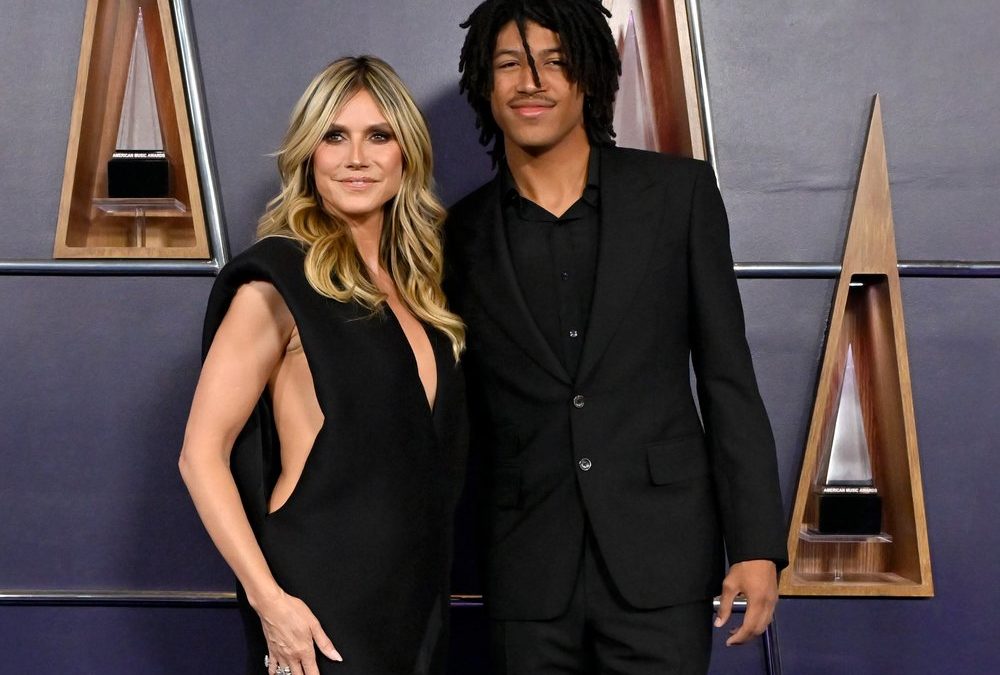 Heidi Klum strahlt mit Sohn Henry bei AMAs