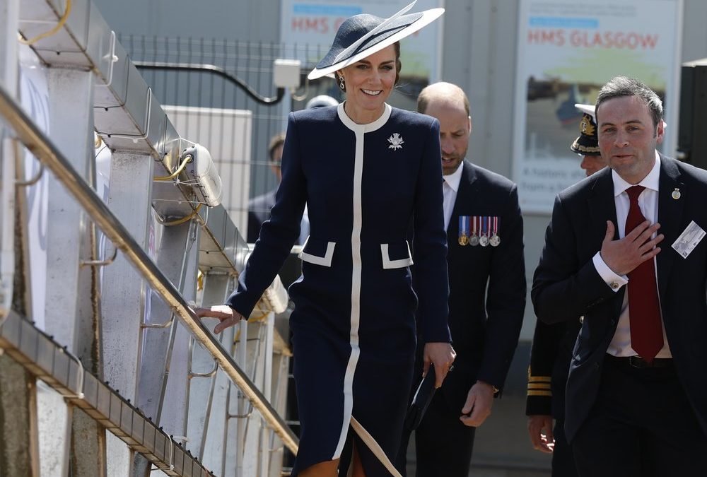 Auftritt bei Schiffstaufe: Prinzessin Kate setzt auf Marineblau