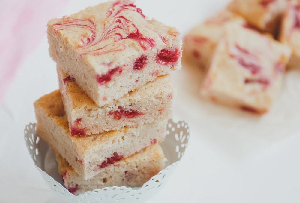 Fruchtig und süß: Himbeer-Blondies mit weißer Schokolade