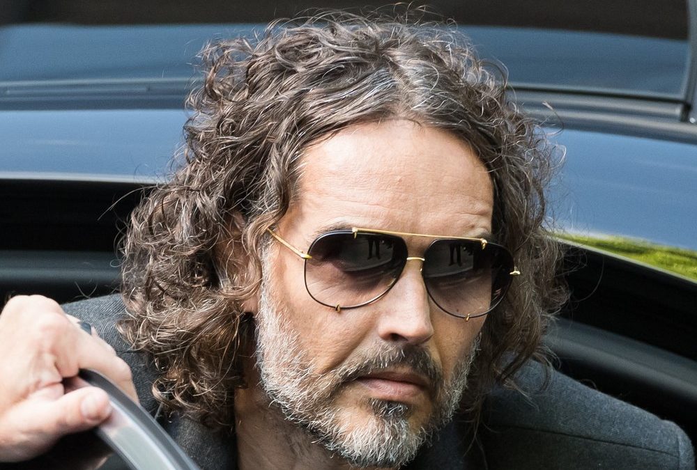Vergewaltigungsprozess: Russell Brand plädiert auf „nicht schuldig“