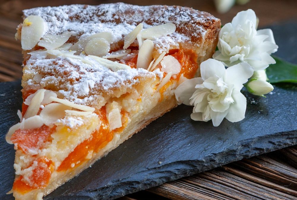 Versunkener Aprikosenkuchen mit Mandeln