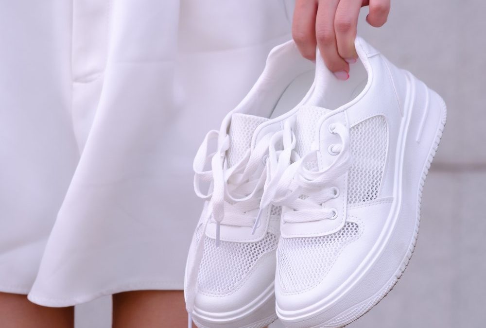 Sommerfavorit: Weiße Sneaker richtig stylen