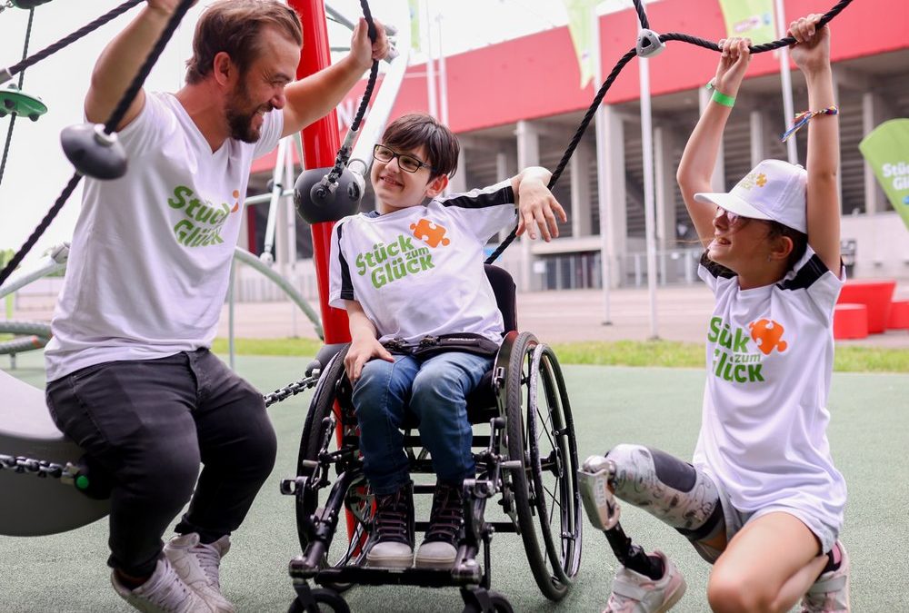 Parasportler Mathias Mester eröffnet inklusiven Spielplatz in Mainz