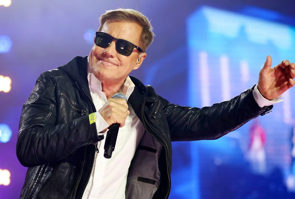 „Mega!“ Dieter Bohlen freut sich über neues Tötensen-Ortsschild
