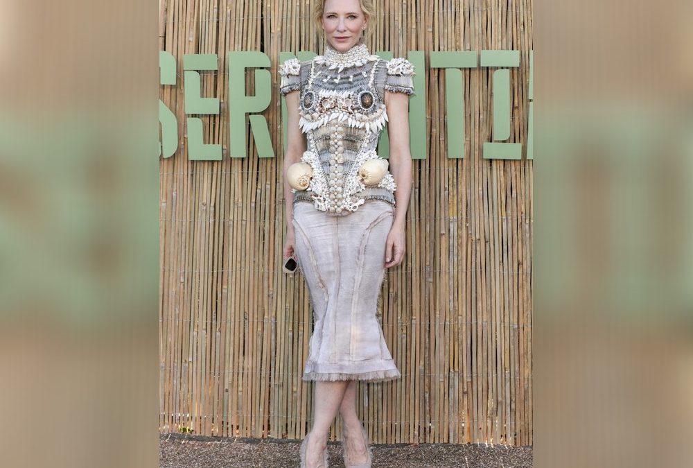 Cate Blanchett als bedrohliche Meerjungfrau auf dem rotem Teppich