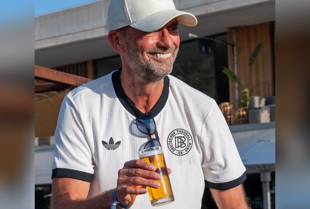 Bierchen und gute Laune: Jürgen Klopp bei Tennisturnier auf Mallorca