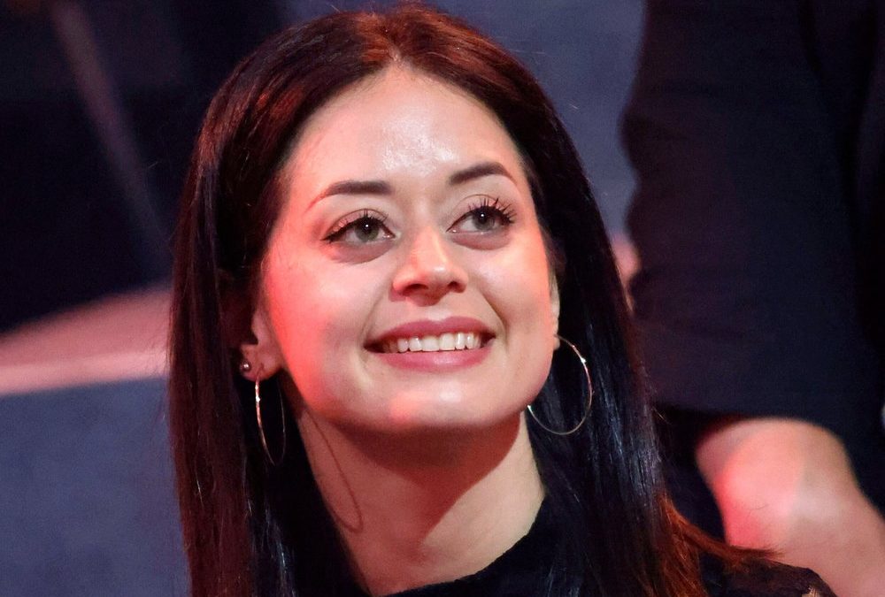 Nach OP: „Let’s Dance“-Star Malika Dzumaev zeigt sich mit Halspflaster