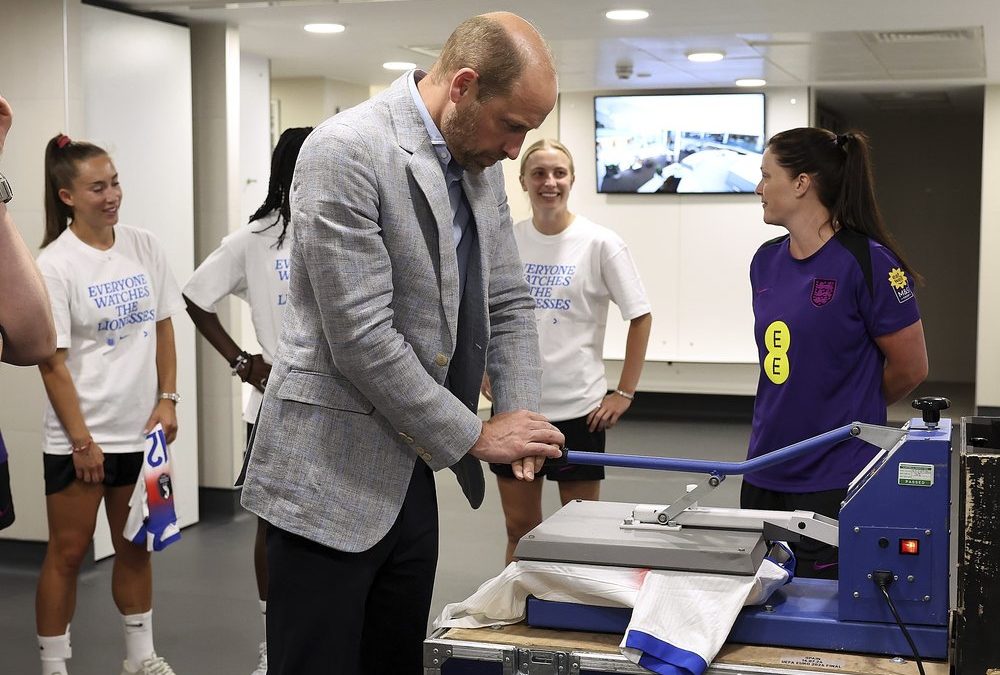Prinz William stattet Englands Fußballerinnen einen Besuch ab