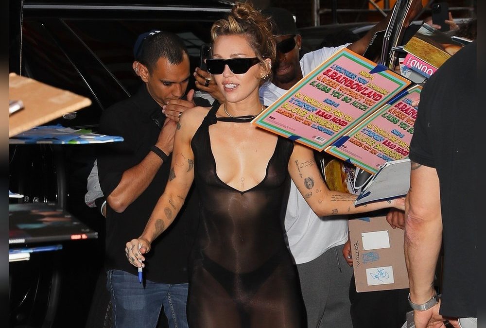 Sängerin Miley Cyrus strahlt im Naked Dress
