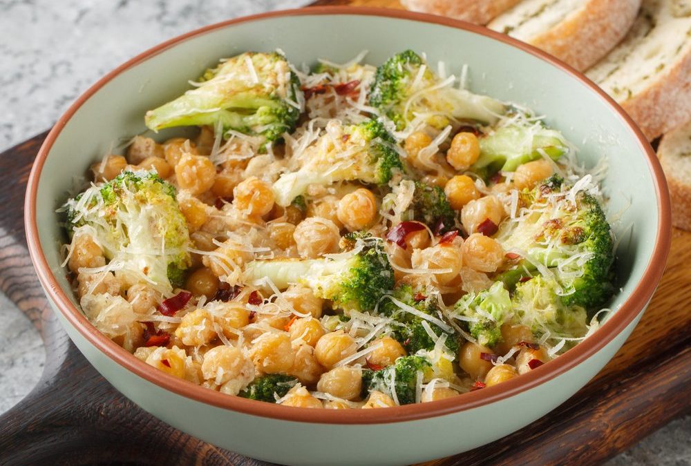 Brokkoli-Kichererbsen-Pfanne mit Parmesan