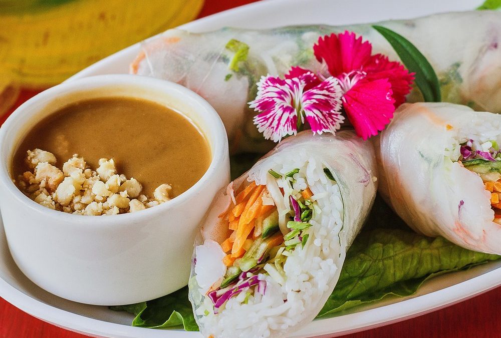 Asiatisch inspiriert: Sommerrollen mit würzigem Dip