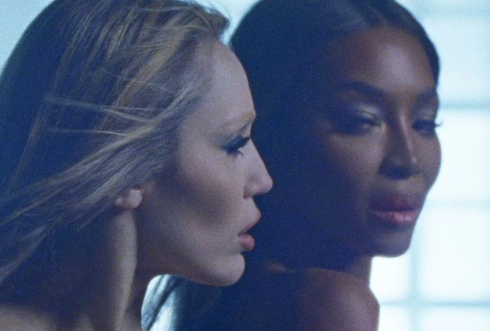 Naomi Campbell und Miley Cyrus kollaborieren für Musikvideo