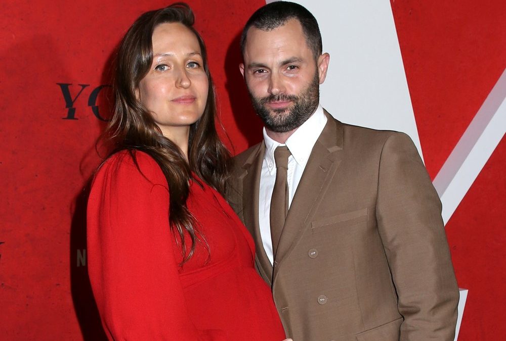 Penn Badgleys Ehefrau zeigt stolz ihren Babybauch