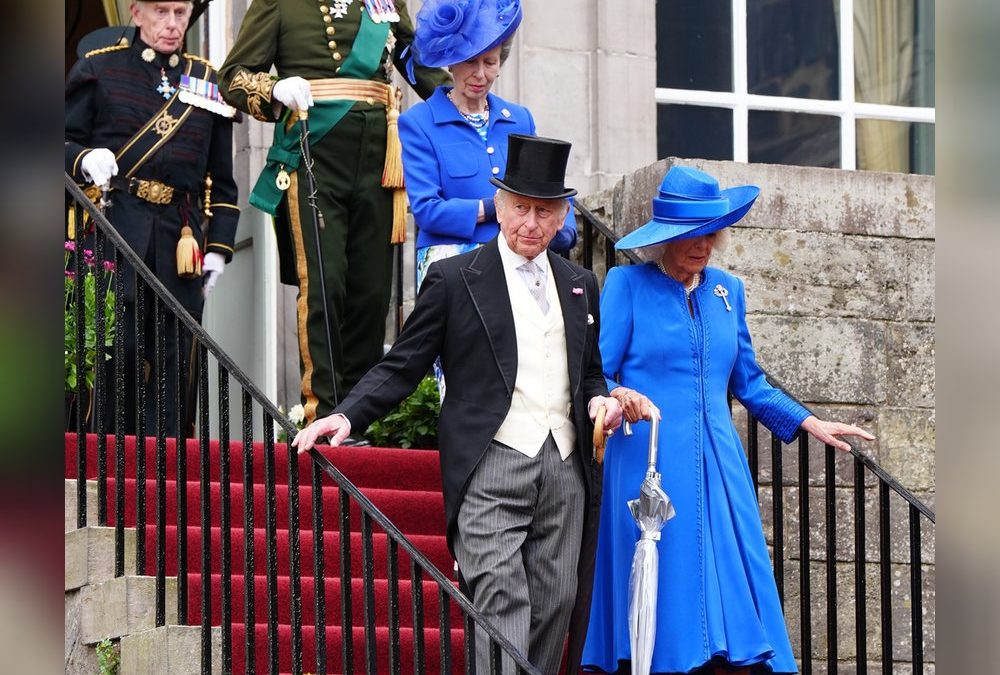 Königin Camilla und Prinzessin Anne begeistern im blauen Partnerlook