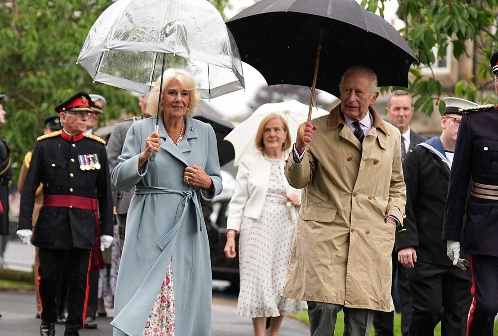 König Charles und Camilla: Gute Laune im schottischen Regenwetter