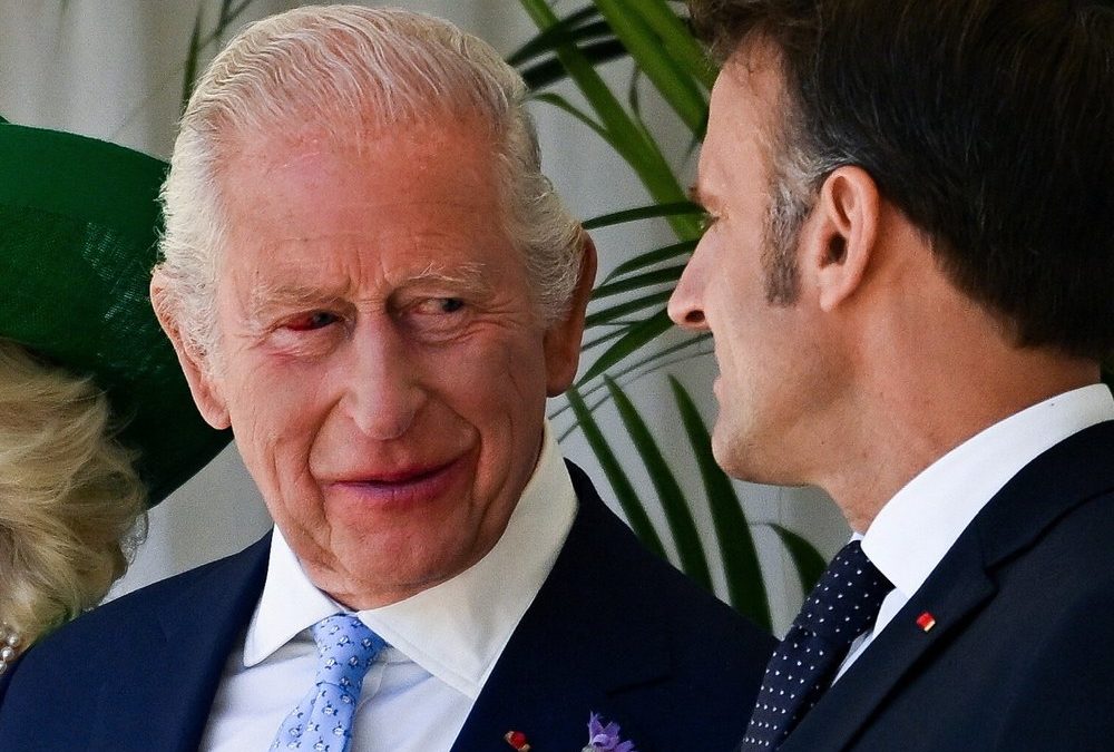 König Charles III. empfängt Macron mit blutunterlaufenem Auge