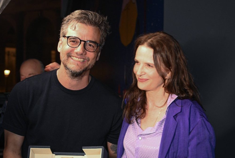 Juliette Binoche überrascht Wagner Moura mit verspätetem Preis