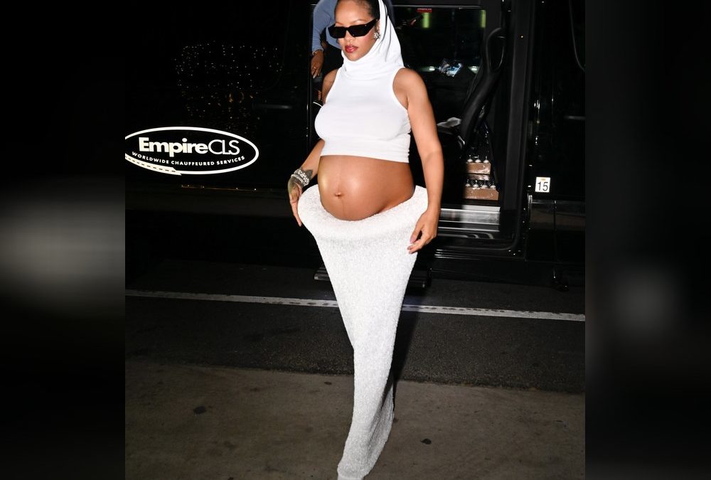 Ganz in Weiß: Rihanna setzt Babybauch modisch in Szene